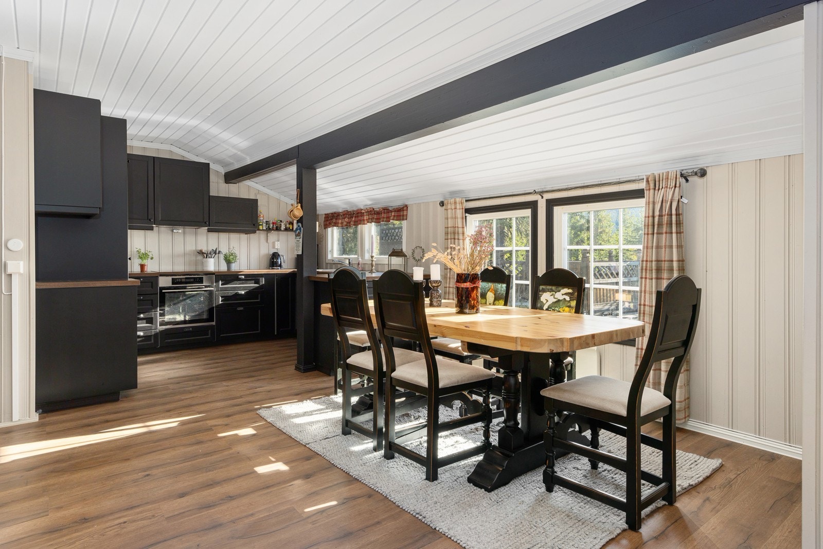 Det er mulighet for et stort spisebord, ideelt for måltider sammen. Galleribilde