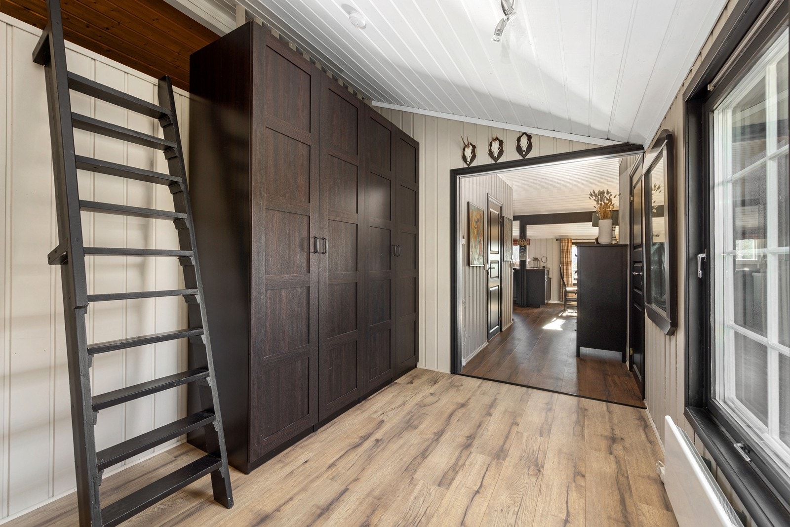 Her er det også trapp opp til lagringsplass på hems. Galleribilde