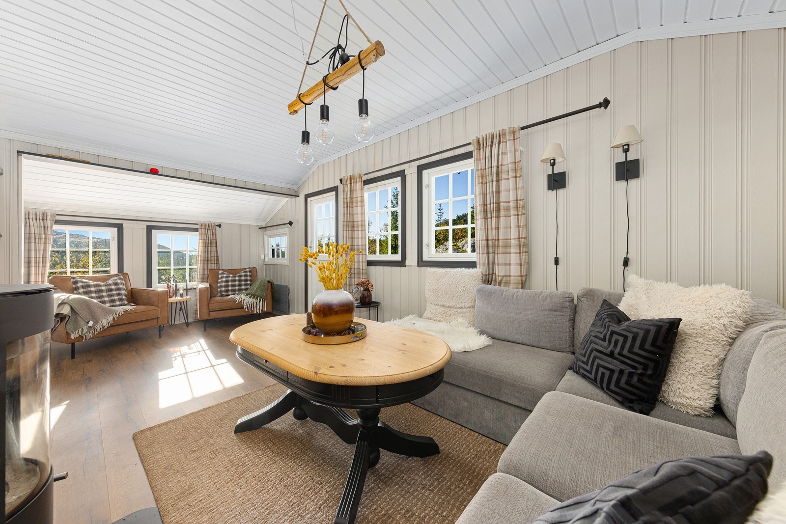 Stuen er lys og trivelig med godt lysinnslipp fra vinduene. Galleribilde