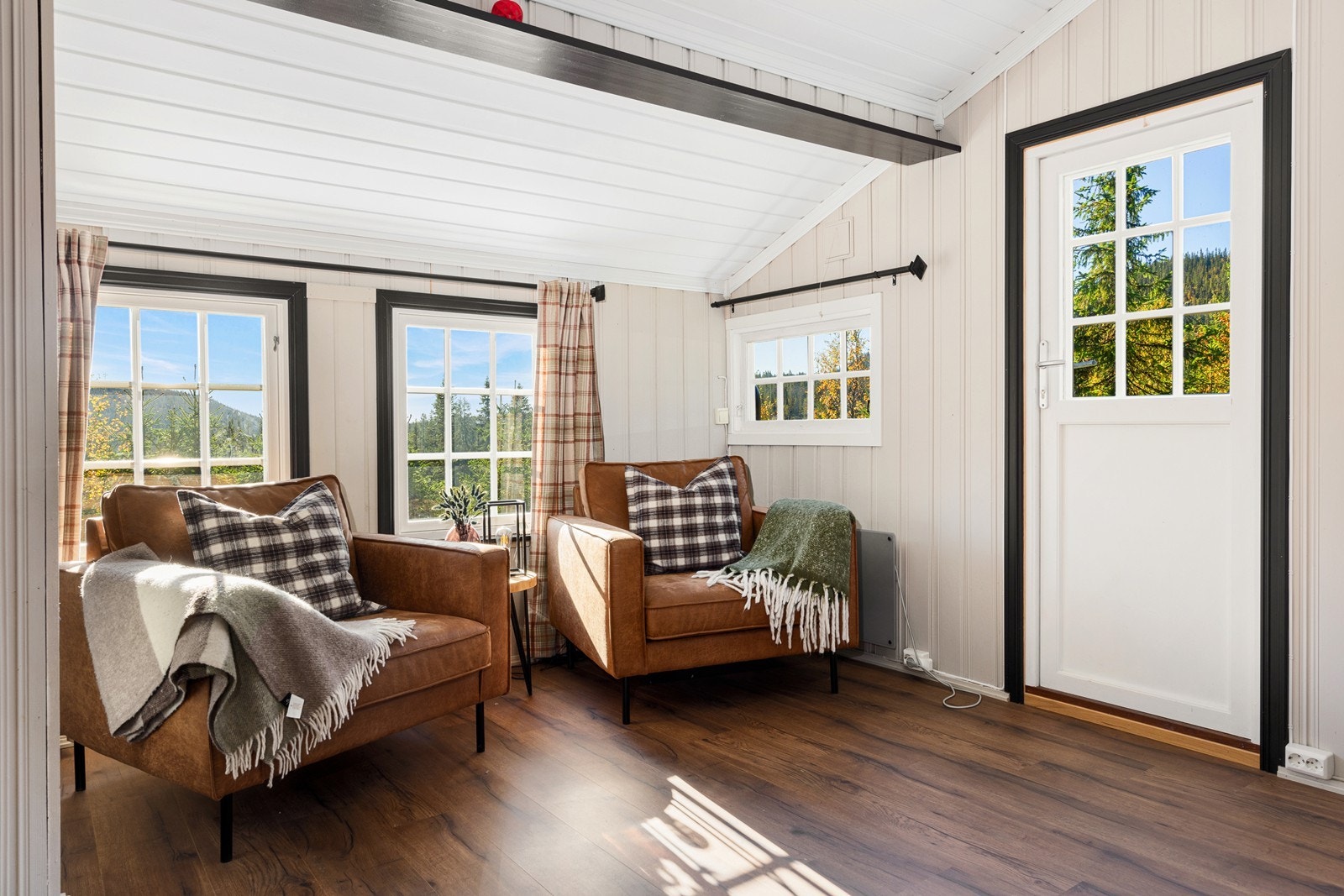 Det er også mulighet for en liten lesekrok med flott utsyn gjennom vinduene. Galleribilde