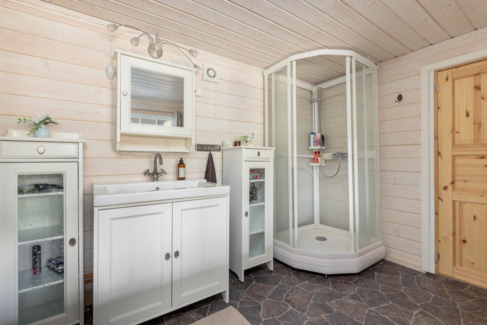 er innredet med heldekkende servant og dusjkabinett. Galleribilde