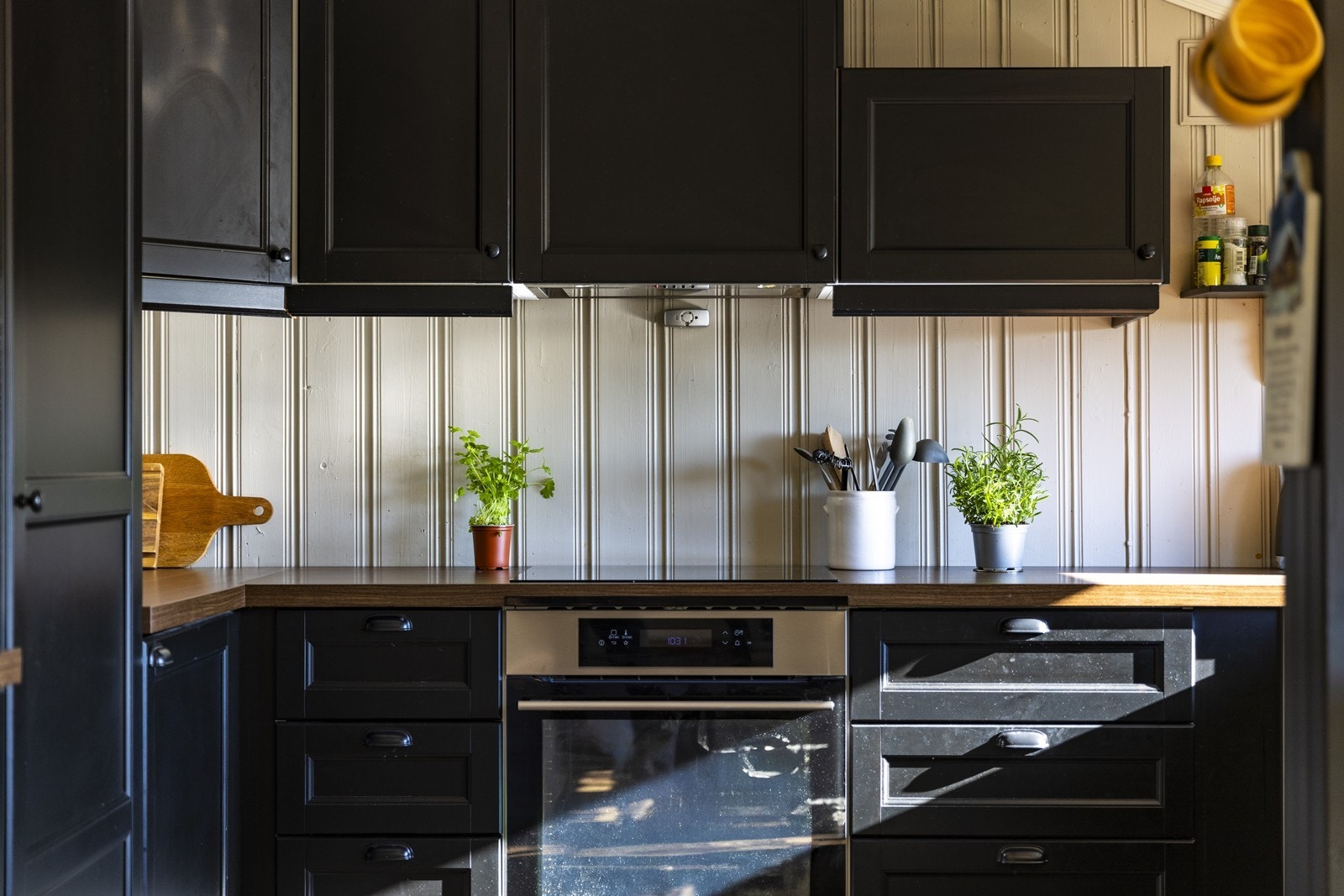 Det er integrerte hvitevarer som kjøleskap, stekeovn, induksjonstopp og oppvaskmaskin. Galleribilde