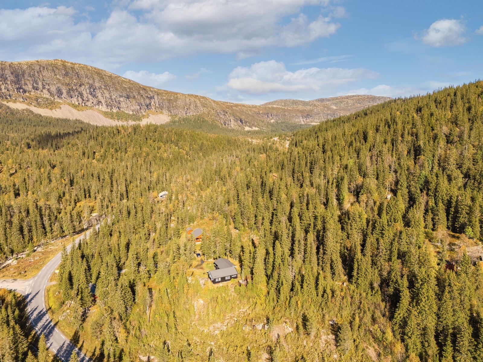 Eiendommen ligger ca. 14,5 km fra Eggedal sentrum med dagligvarehandel, vinmonopol og elbilladere. Dagligvarehandelen kan også gjøres lokalt på Haglebu Feriesenter. Her er du dekket med det du måtte trenge for en vellykket tur på fjellet. Galleribilde