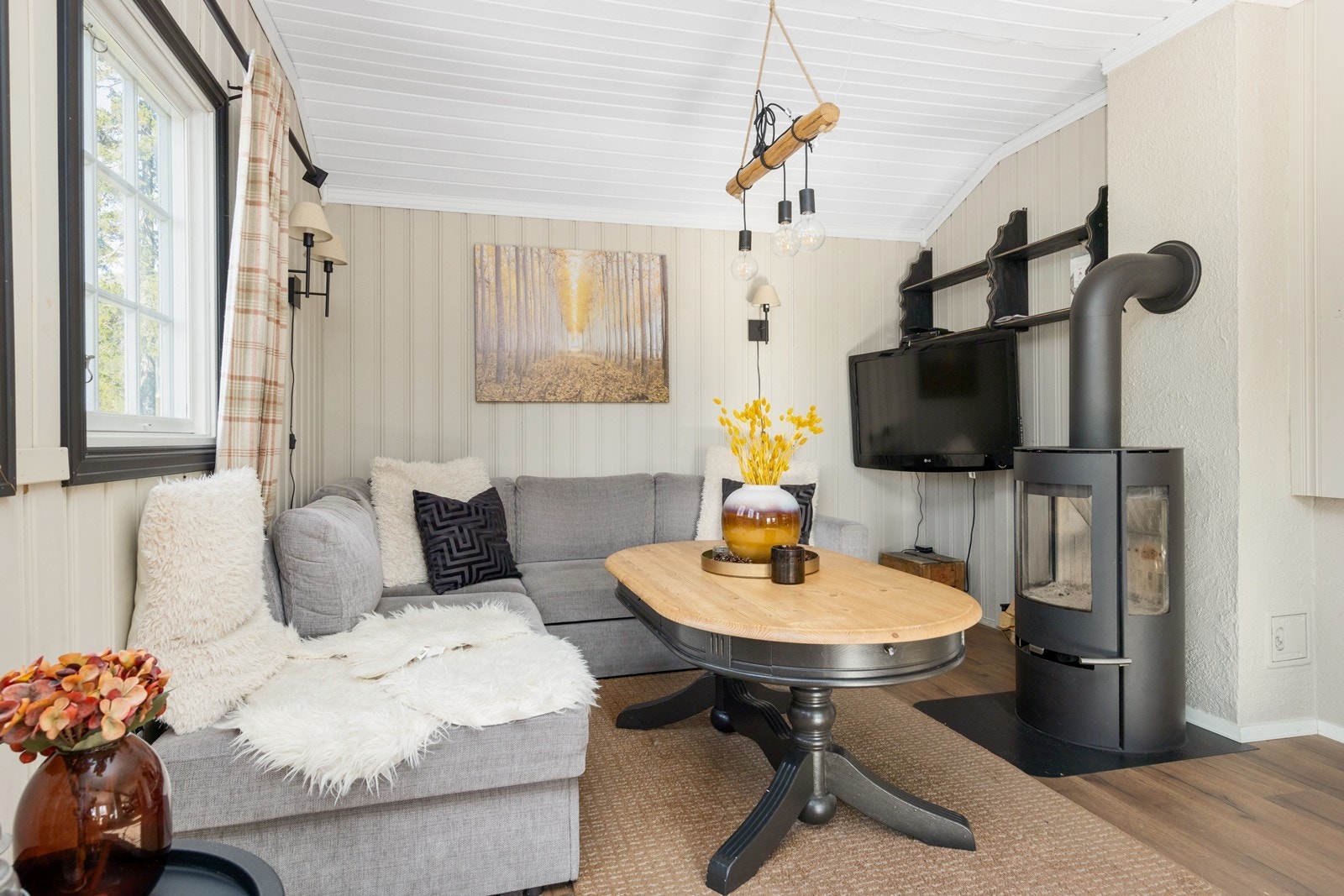 Det er plass til en hyggelig tv-krok hvor familien kan samles til filmkvelder. Galleribilde