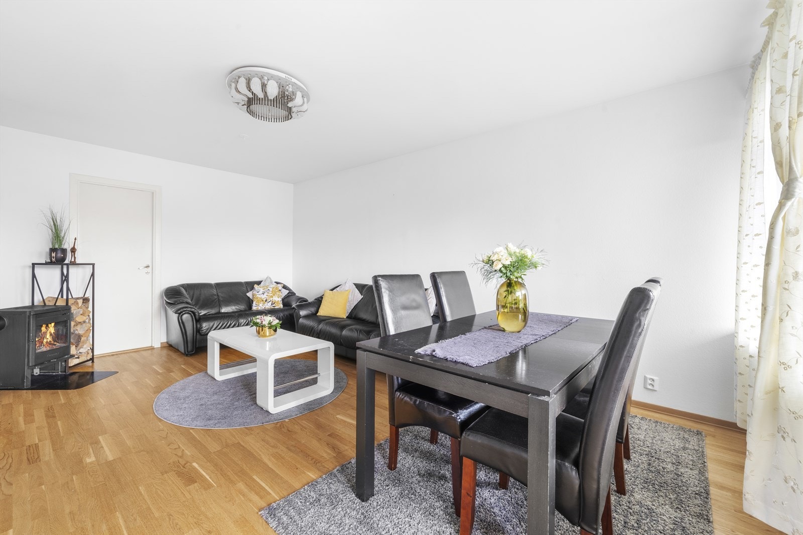 Romslig stue / spisestue Galleribilde