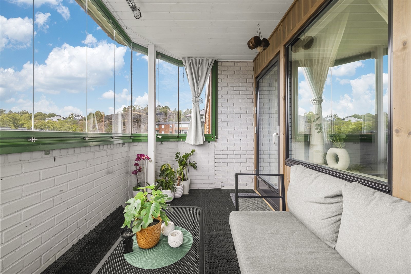 Fin innglasset balkong med gode solforhold Galleribilde