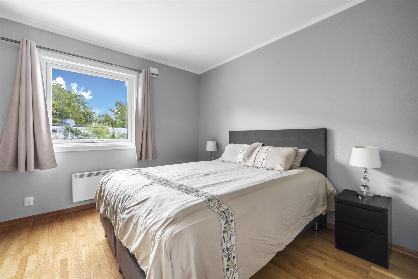 Hovedsoverom med god garderobeplass Galleribilde