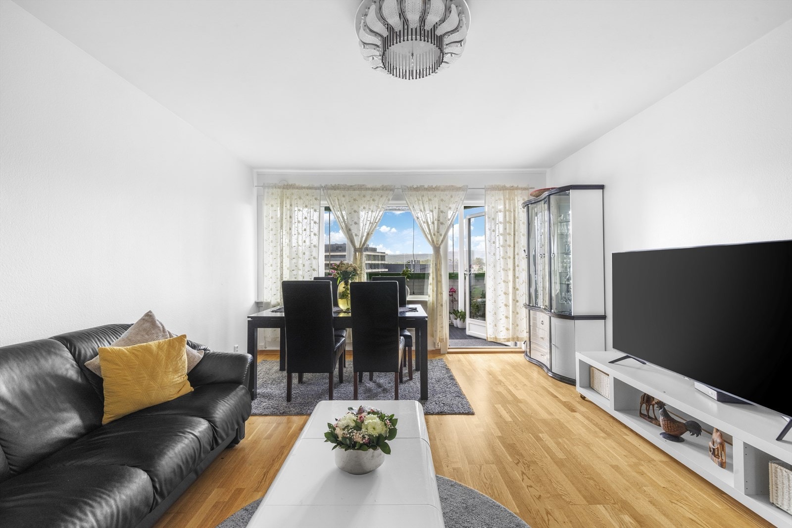 Romslig stue / spisestue Galleribilde