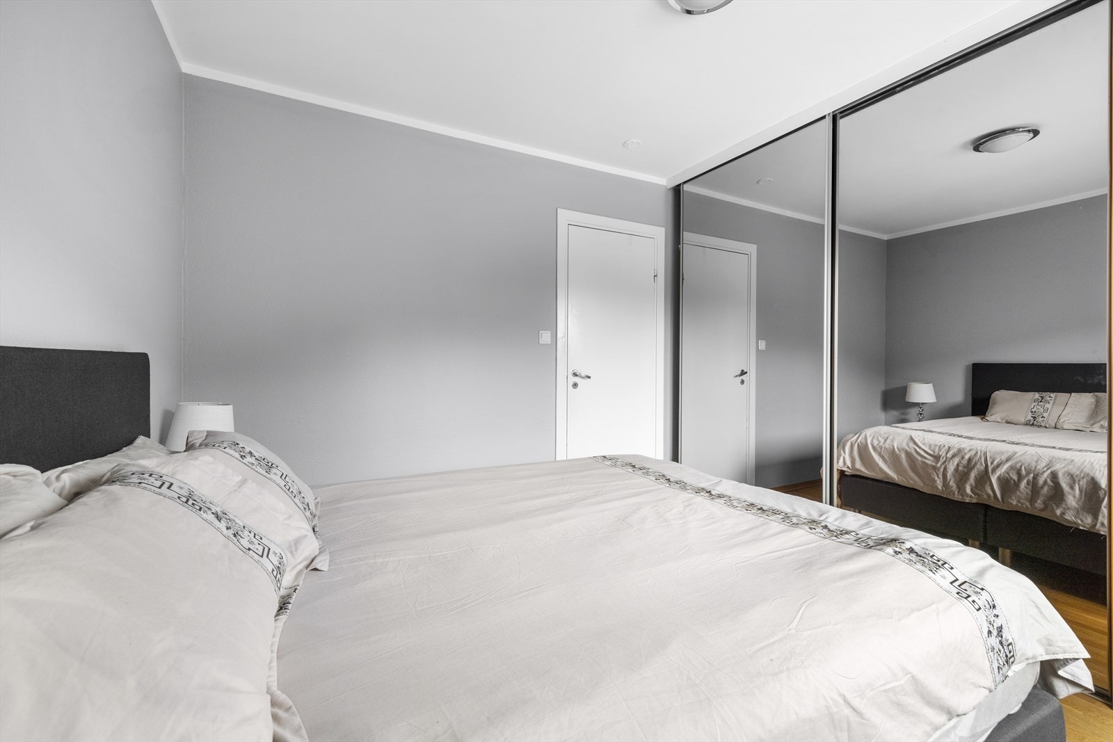 Hovedsoverom med god garderobeplass Galleribilde