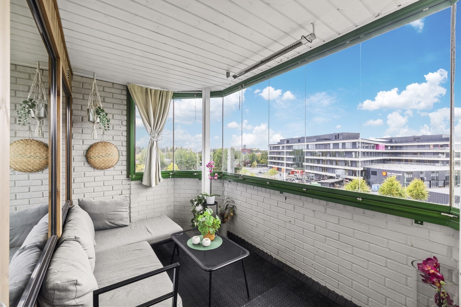 Fin innglasset balkong med gode solforhold Galleribilde