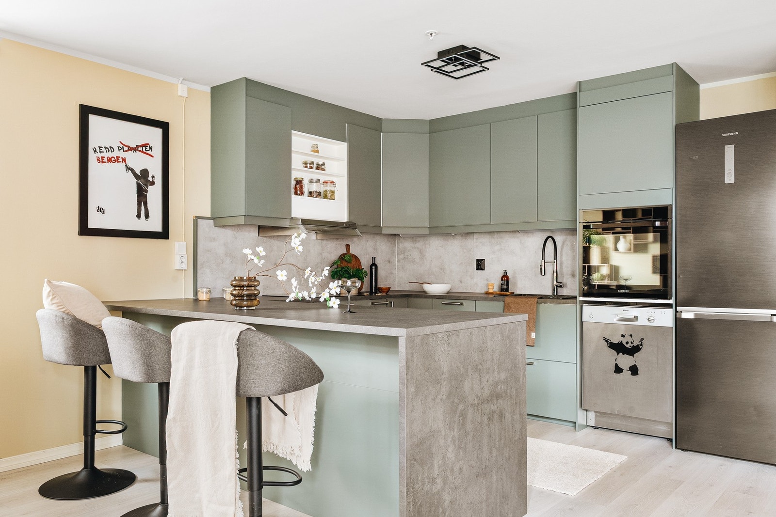 På kjøkkenet finner du integrert induksjonsplatetopp, stekeovn, oppvaskmaskin samt kjøl- og fryseskap. Galleribilde