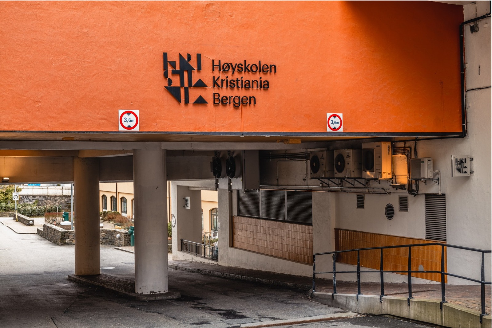 Rett utenfor inngangsdøren finner en Høyskolen Kristiania. Det er lett tilkomst også til bl.a BI og UIB Galleribilde