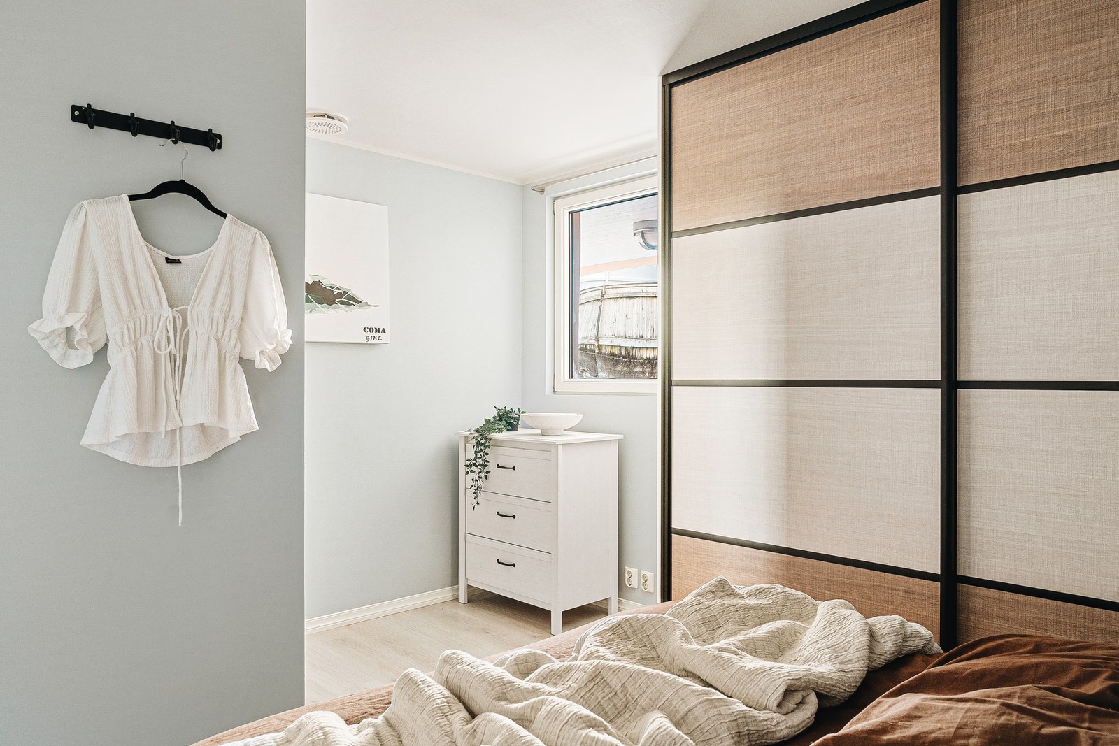 Gode oppbevaringsmuligheter på soverommet med skyvedørsløsning på garderobeskap. Galleribilde