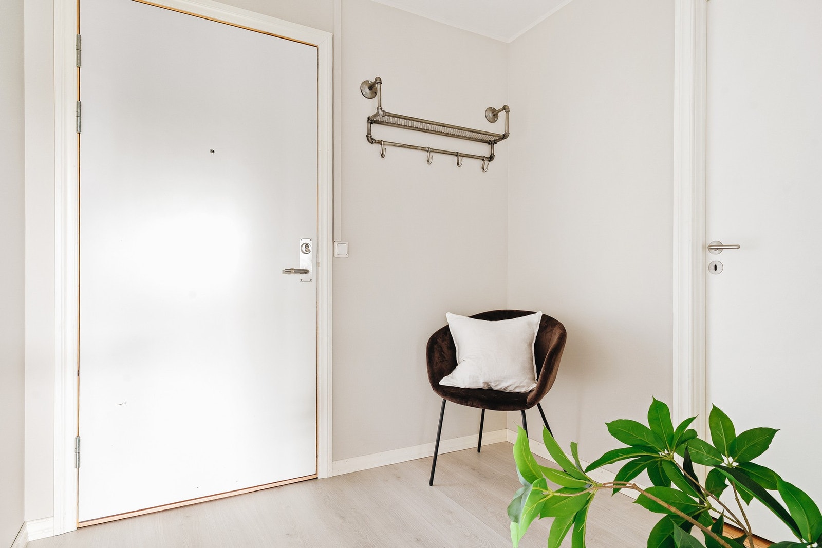 Gode muligheter for plass til oppbevaring og til å henge fra seg yttertøy. Galleribilde