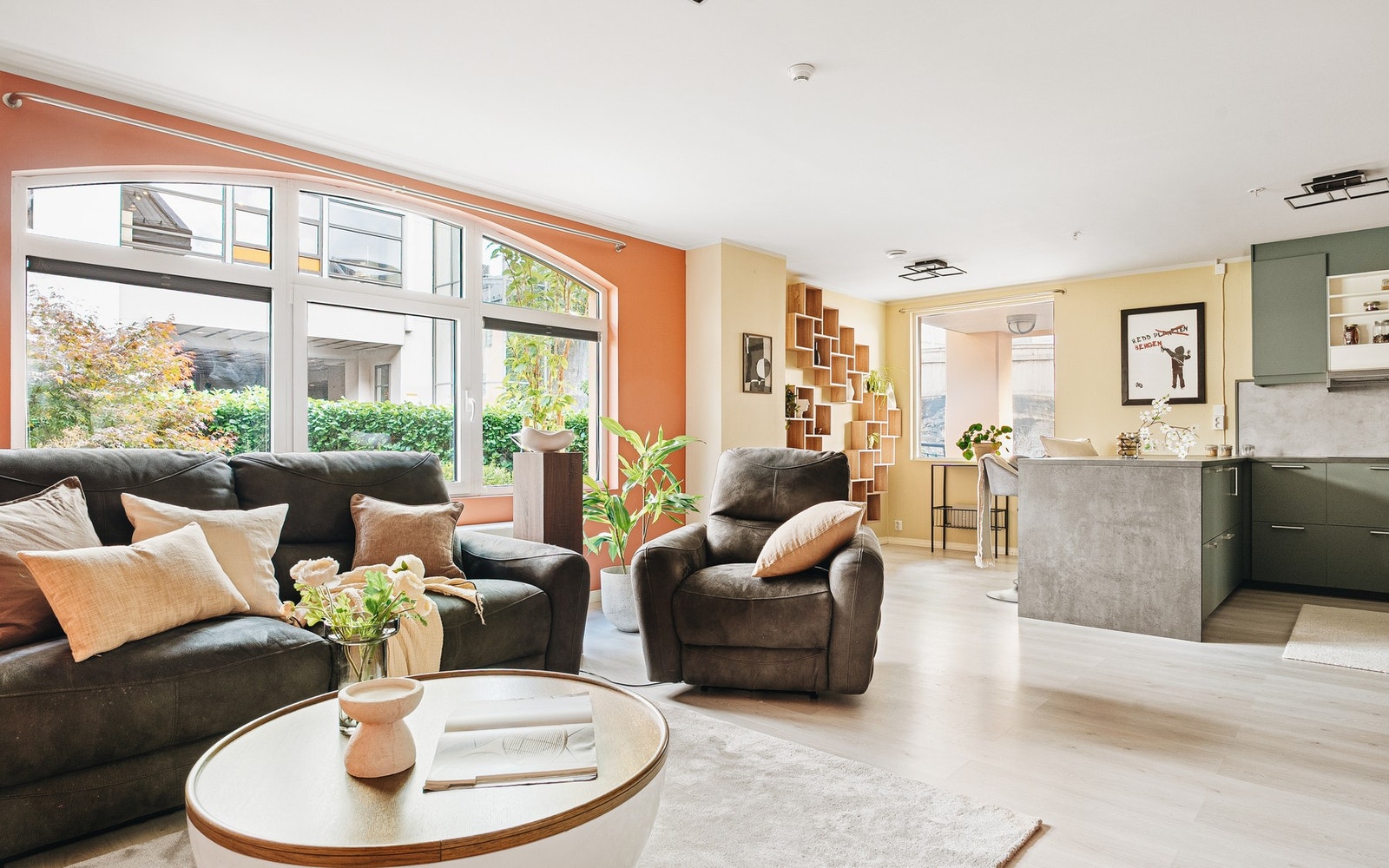 Rommets vindusflater sørger for rikelig med naturlig lysinnslipp. Galleribilde