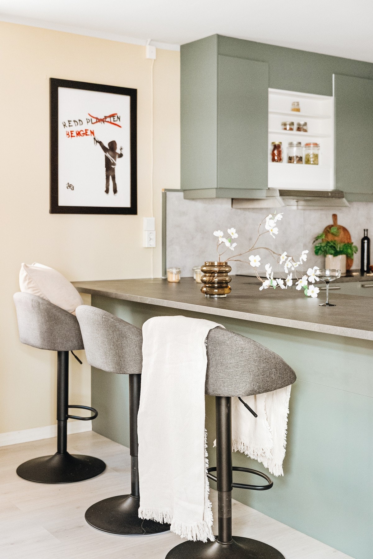 Koselig spiseplass ved kjøkkenet. Galleribilde