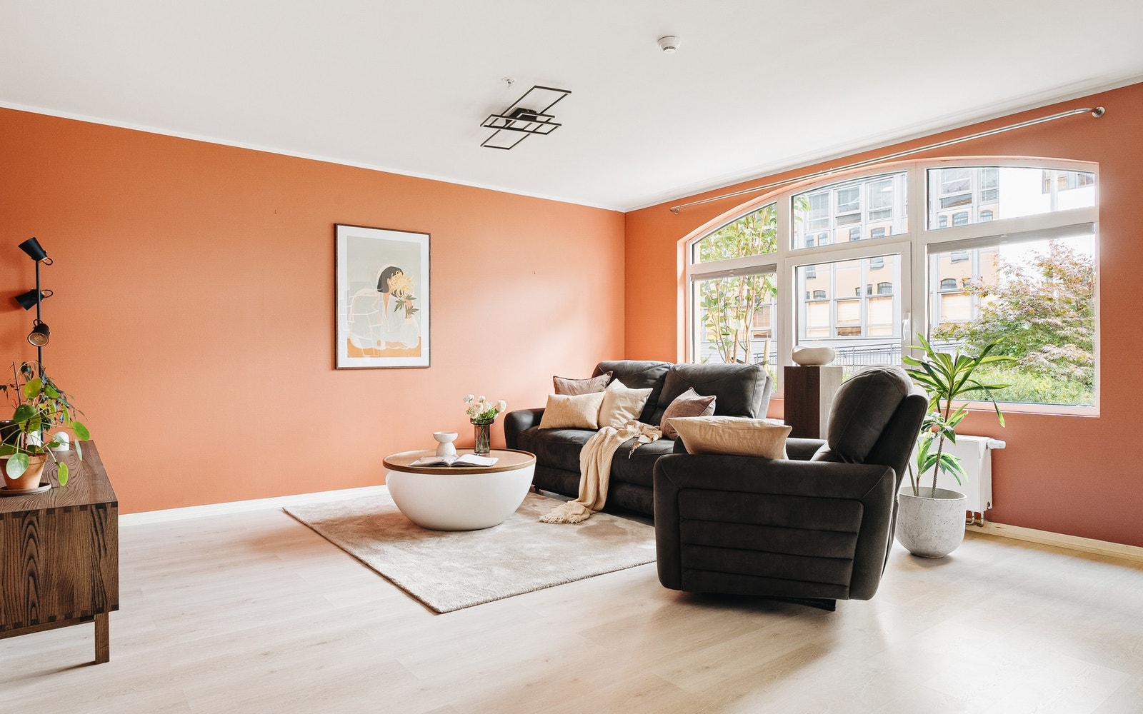 I stuen er det enkelt å møblere med en sofa av god størrelse. Galleribilde