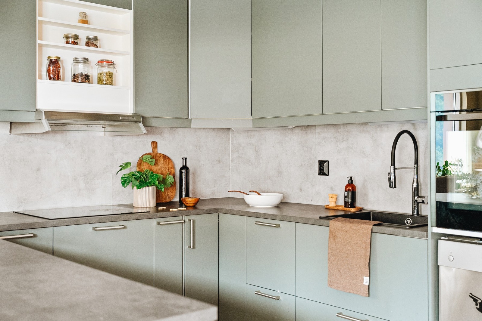 Kjøkkeninnredning med slette fronter og laminat benkeplate. Galleribilde