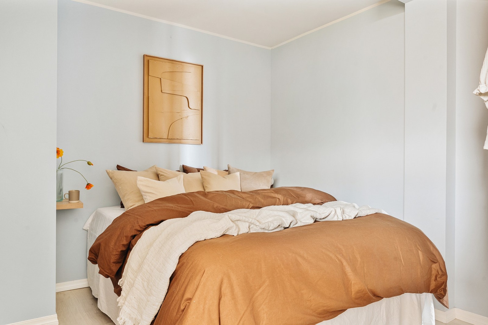 Stort og luftig soverom med god plass for dobbeltseng, nattbord og kommode. Galleribilde