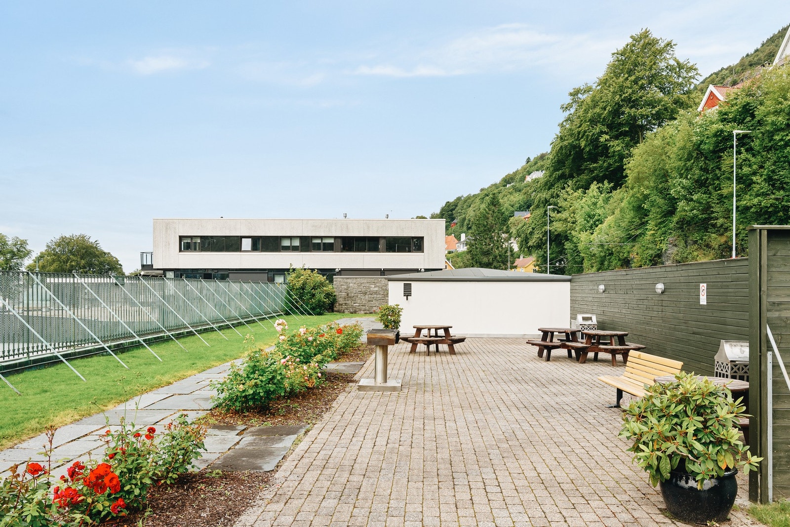 Takterasse med gode solforhold, flere benkeplasser og grill som kan benyttes av beboere. Galleribilde