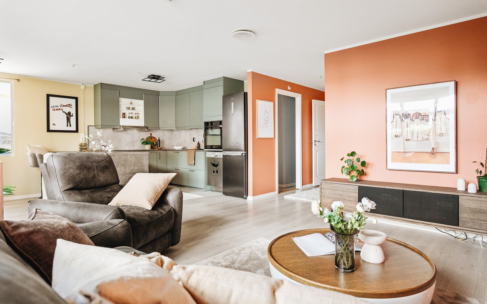 Åpen stue/kjøkken-løsning som sørger for en sosial og åpen atmosfære i rommet. Galleribilde