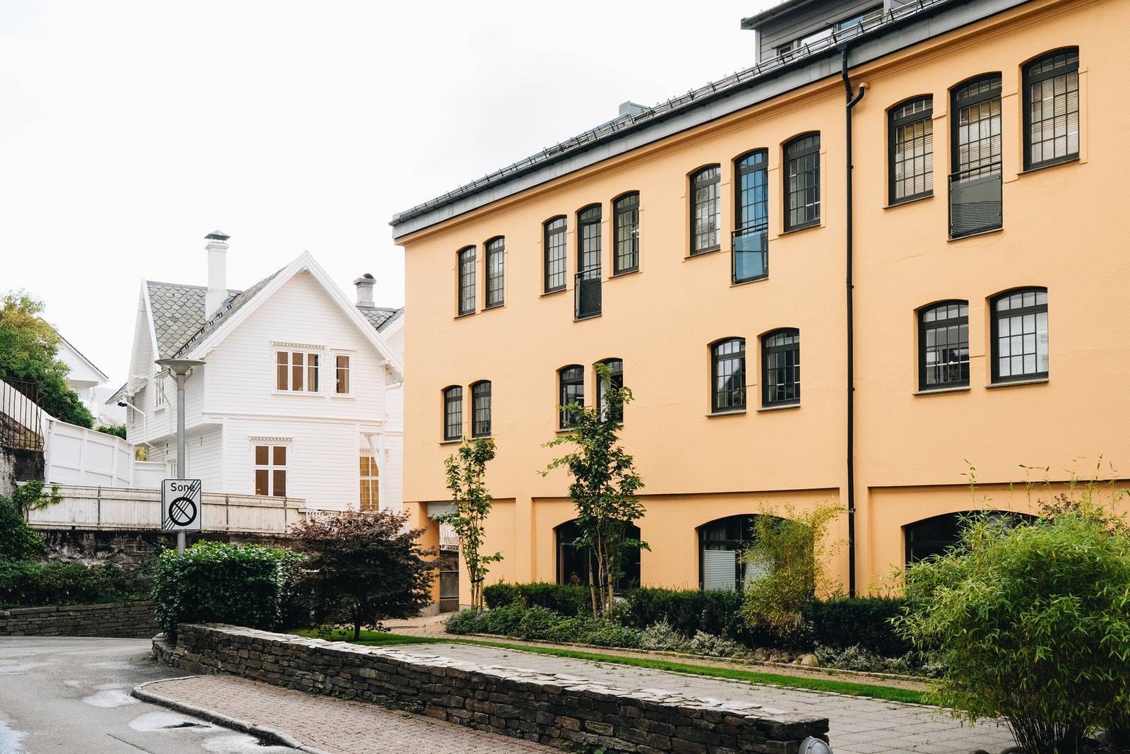 Bare 5 minutters gange fra leiligheten ligger bybanestoppet Fløen like ved Møllendal. Galleribilde