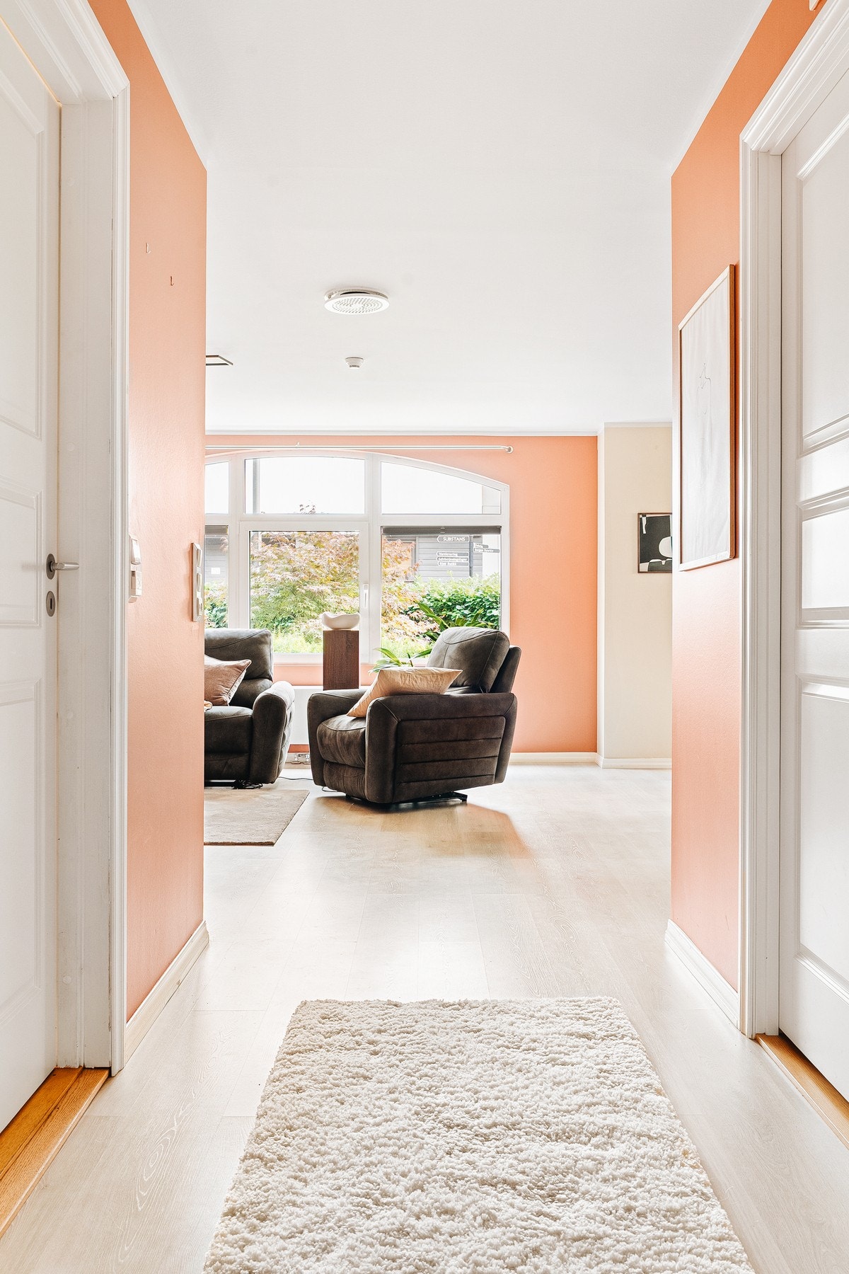 Det første som møter deg er en lys og åpen gang som går rett inn i stuen. Galleribilde