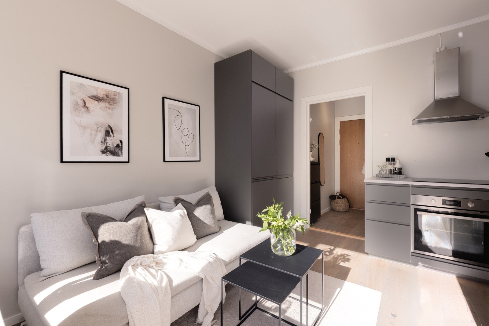 1-stavs parkett og harmoniske fargevalg gir en gjennomført og elegant helhet. Galleribilde