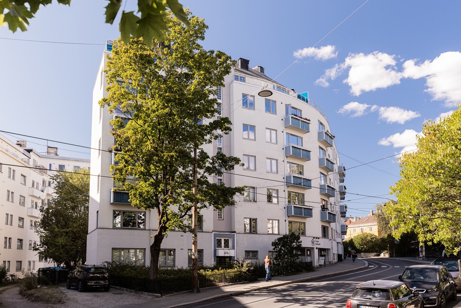 Her bor du i et rolig og sentralt nabolag, med trikken rett utenfor, noe som gir svært enkel tilgang til resten av byen. Galleribilde