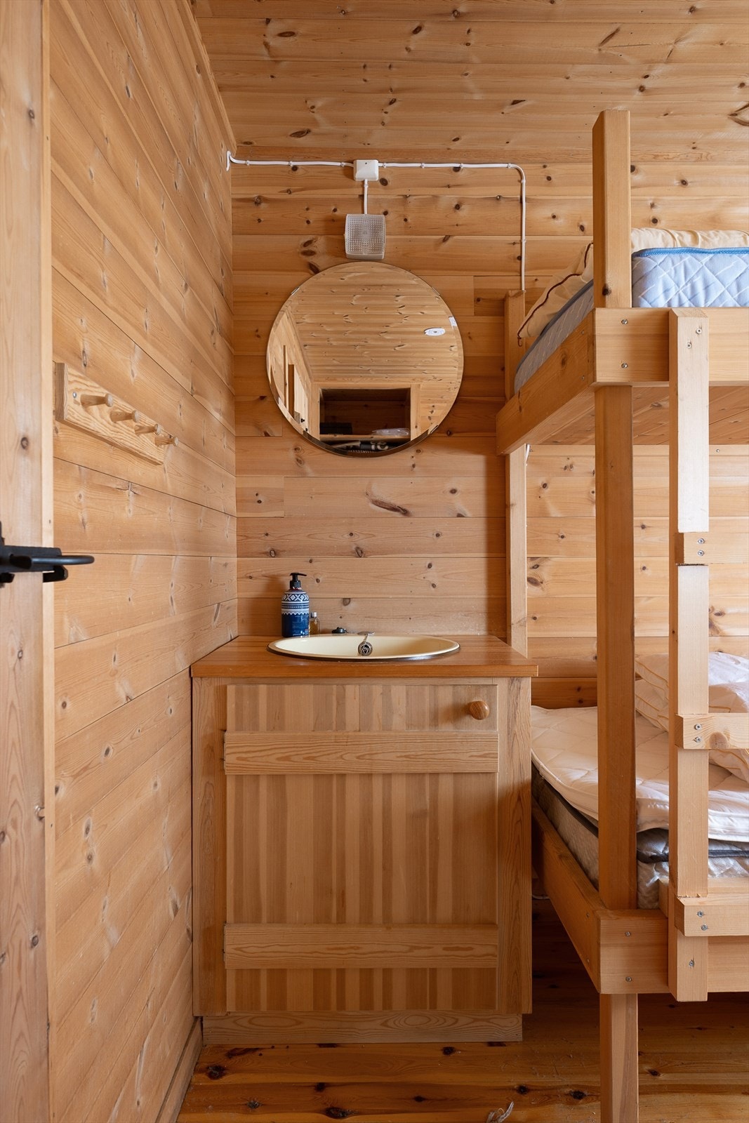 På hovedsoverommet står det også en vask og et speil. Galleribilde