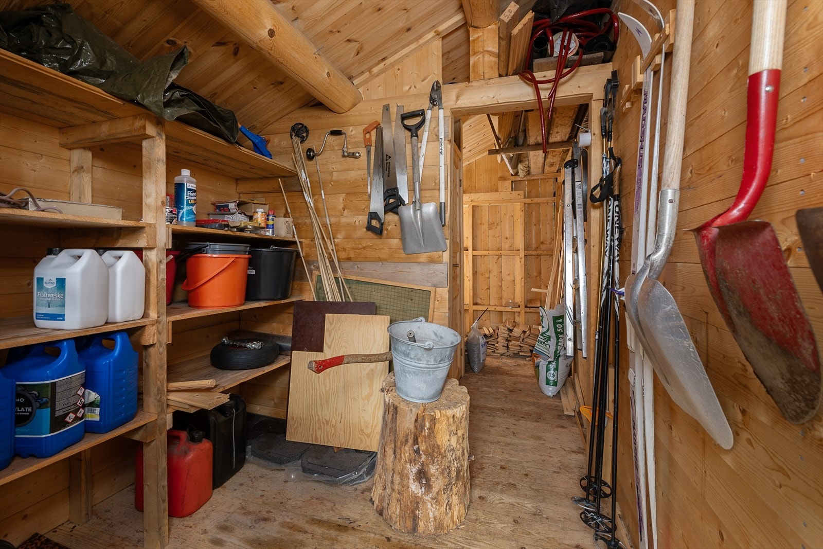 Boden i uhuset, med toalettrom innenfor. Galleribilde