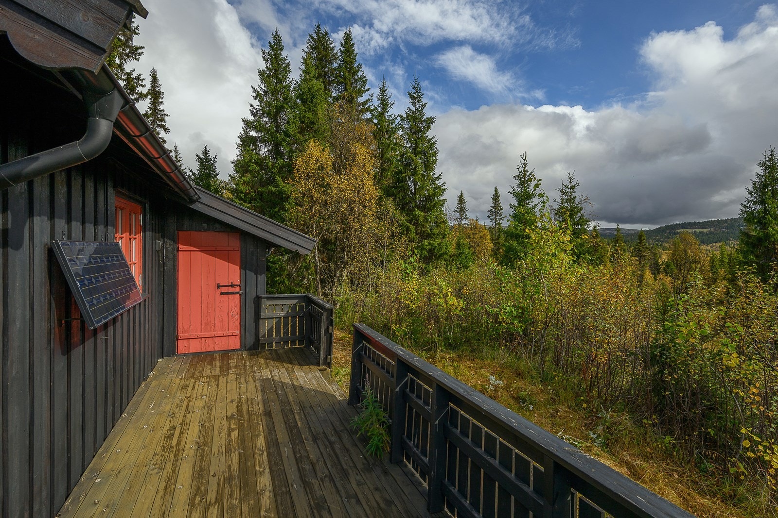 Inngangsparti med en terrasse i vinkel. Galleribilde