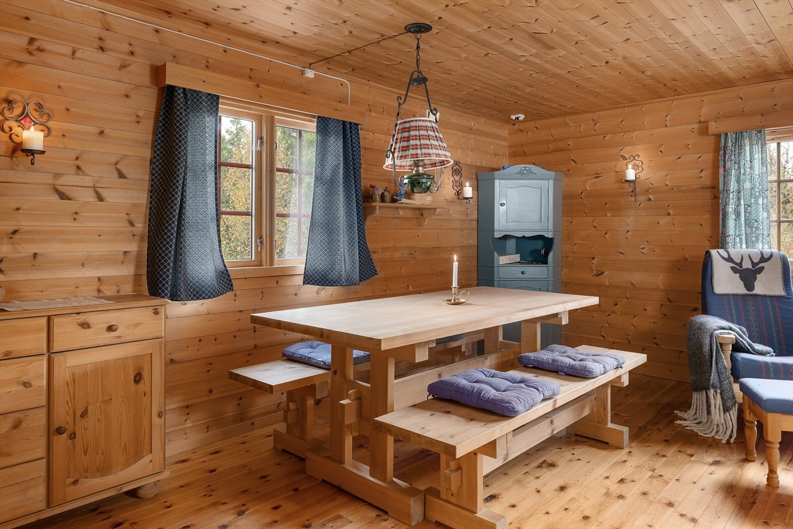 Hytta har tregulv og trepanel på vegger/himling Galleribilde