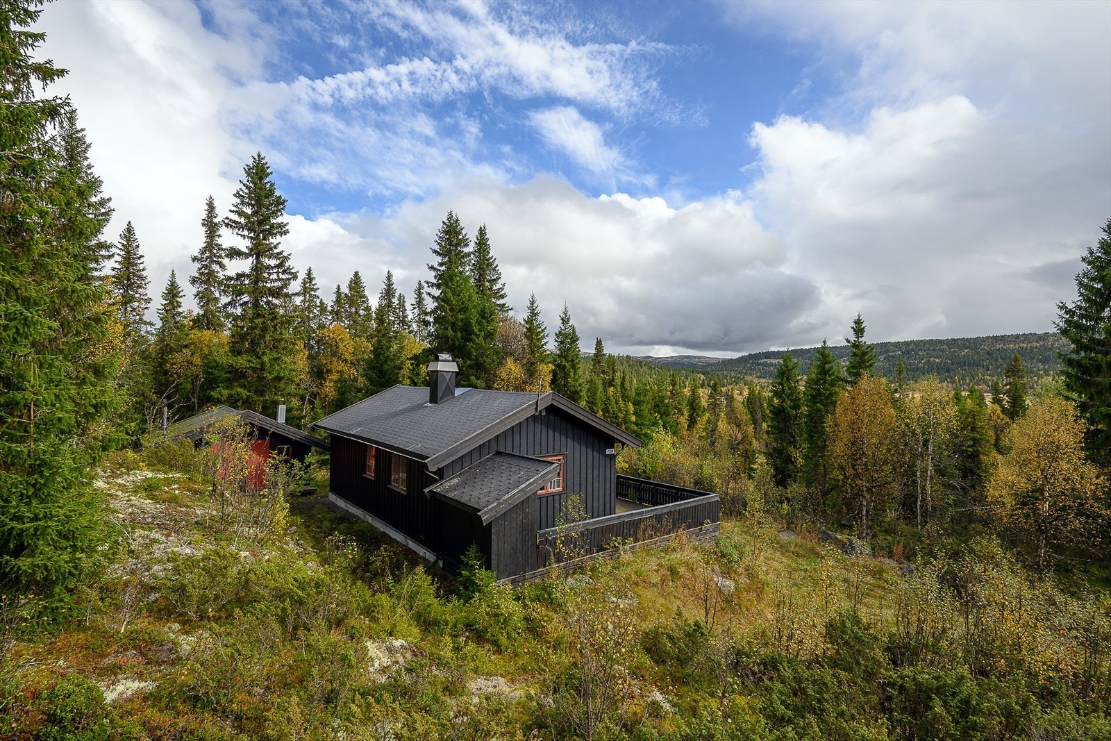 Hytta har en usjenert beliggenhet med nærhet til flott løypenett, samt tur- og fiskemuligheter. Galleribilde