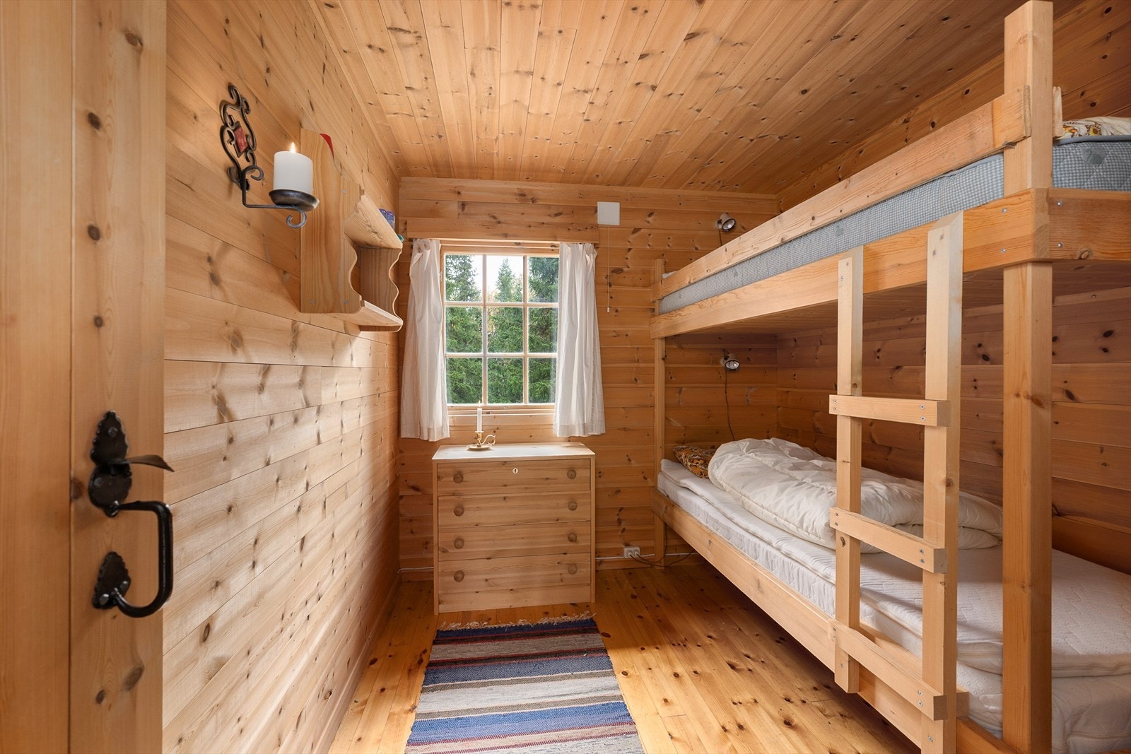 Videre byr hytta på to soverom. Galleribilde