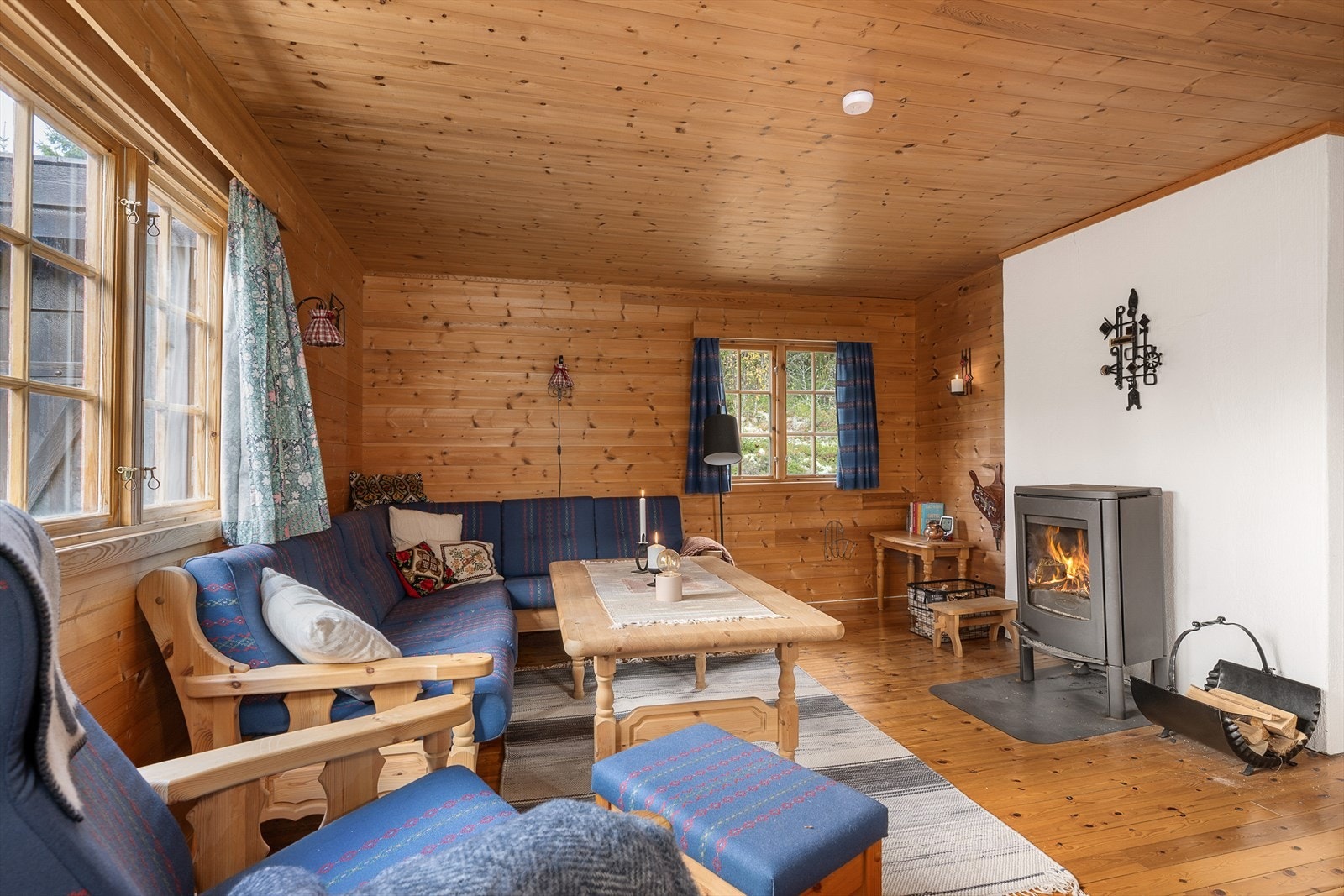 Stuen har god plass til en hyggelig sofagruppe og ønsket møblement i ulike soner. Galleribilde