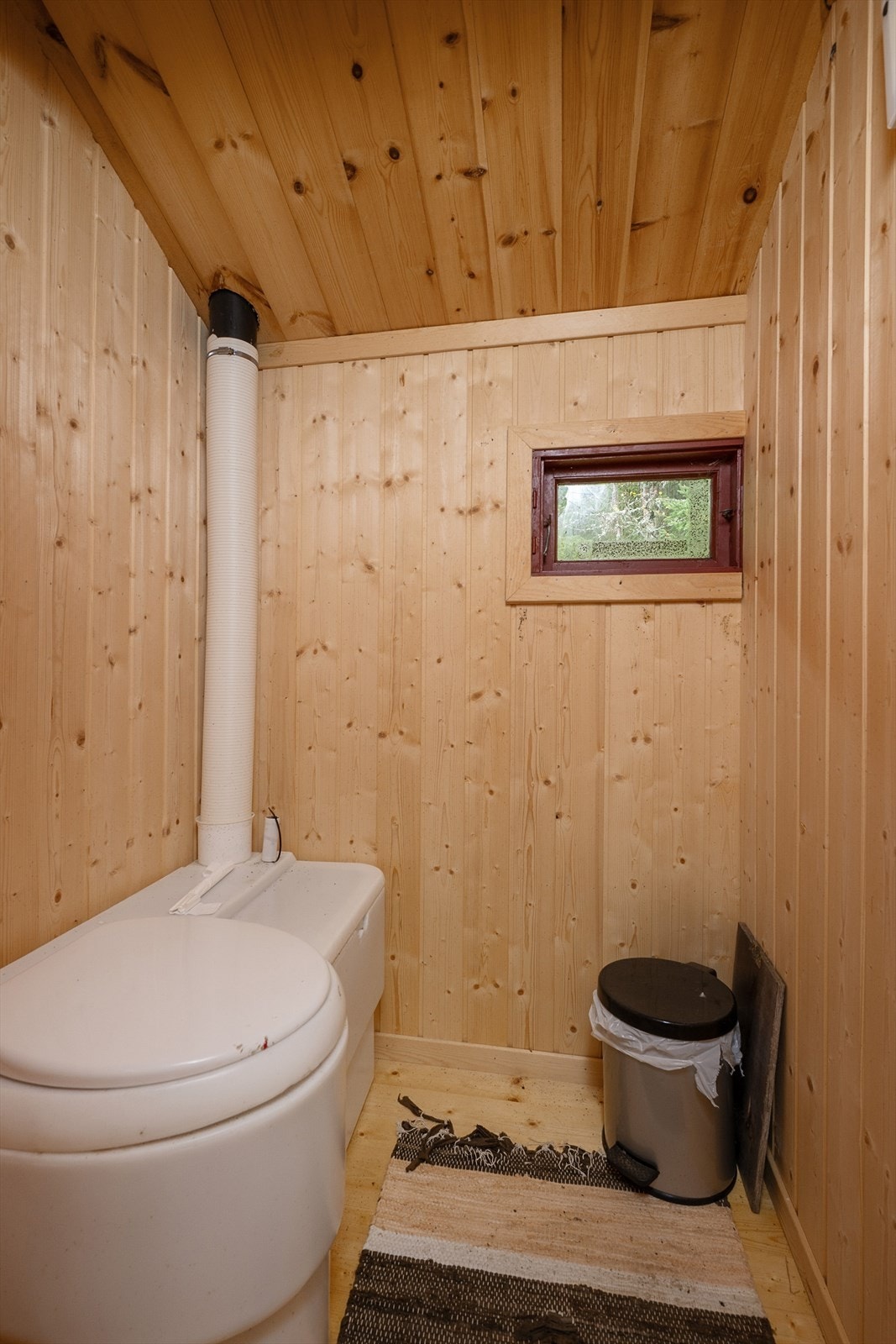 Toalettrom med mulldo i uthuset. Galleribilde