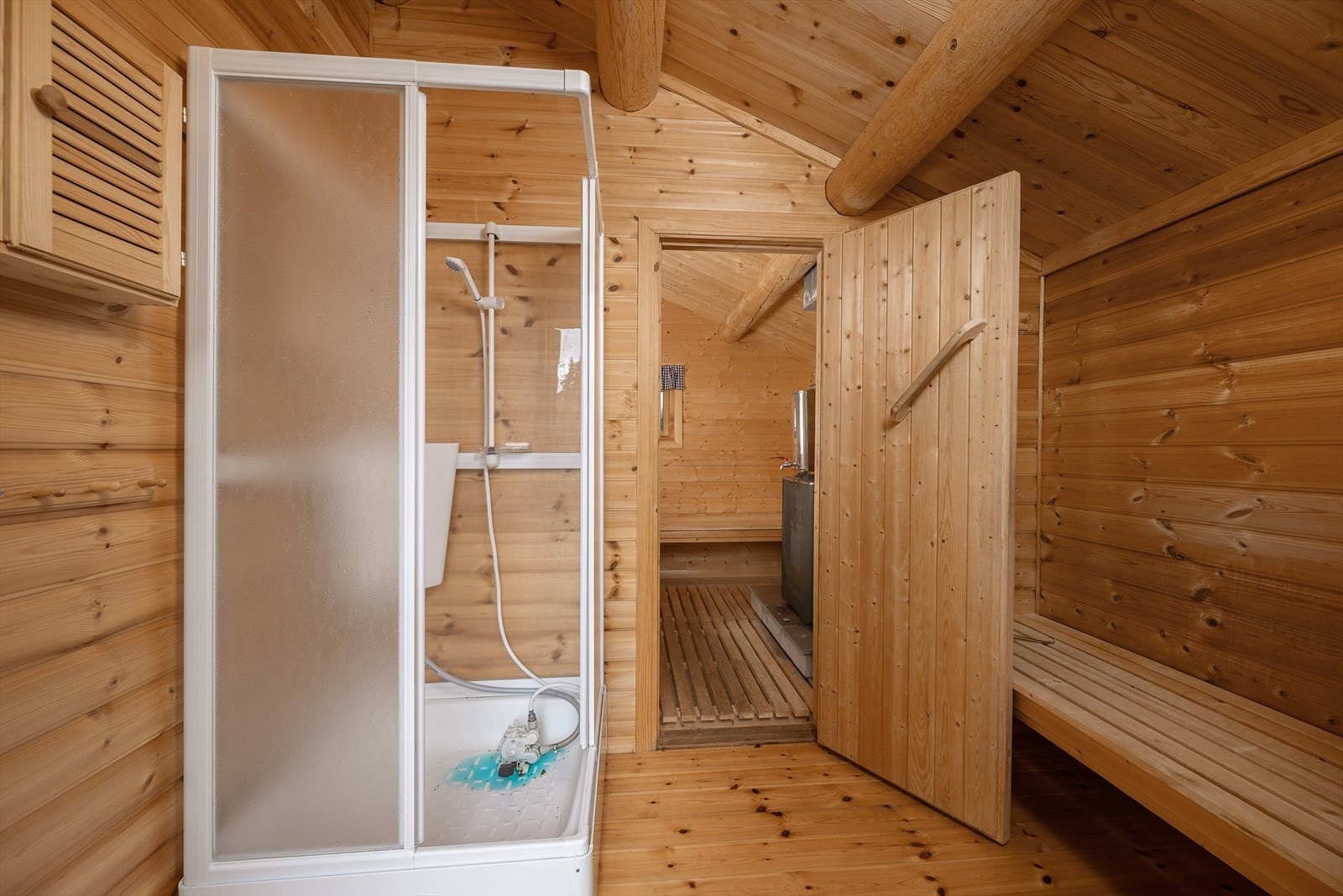 I uthuset er det et forenklet hyttebad med pumpedusj. Innenfor finner vi en stor og vedfyrt badstue. Galleribilde