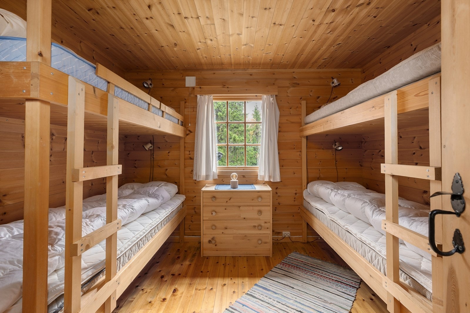 På hovedsoverommet er det plass til to køyesenger og oppbevaringsmøbel. Galleribilde