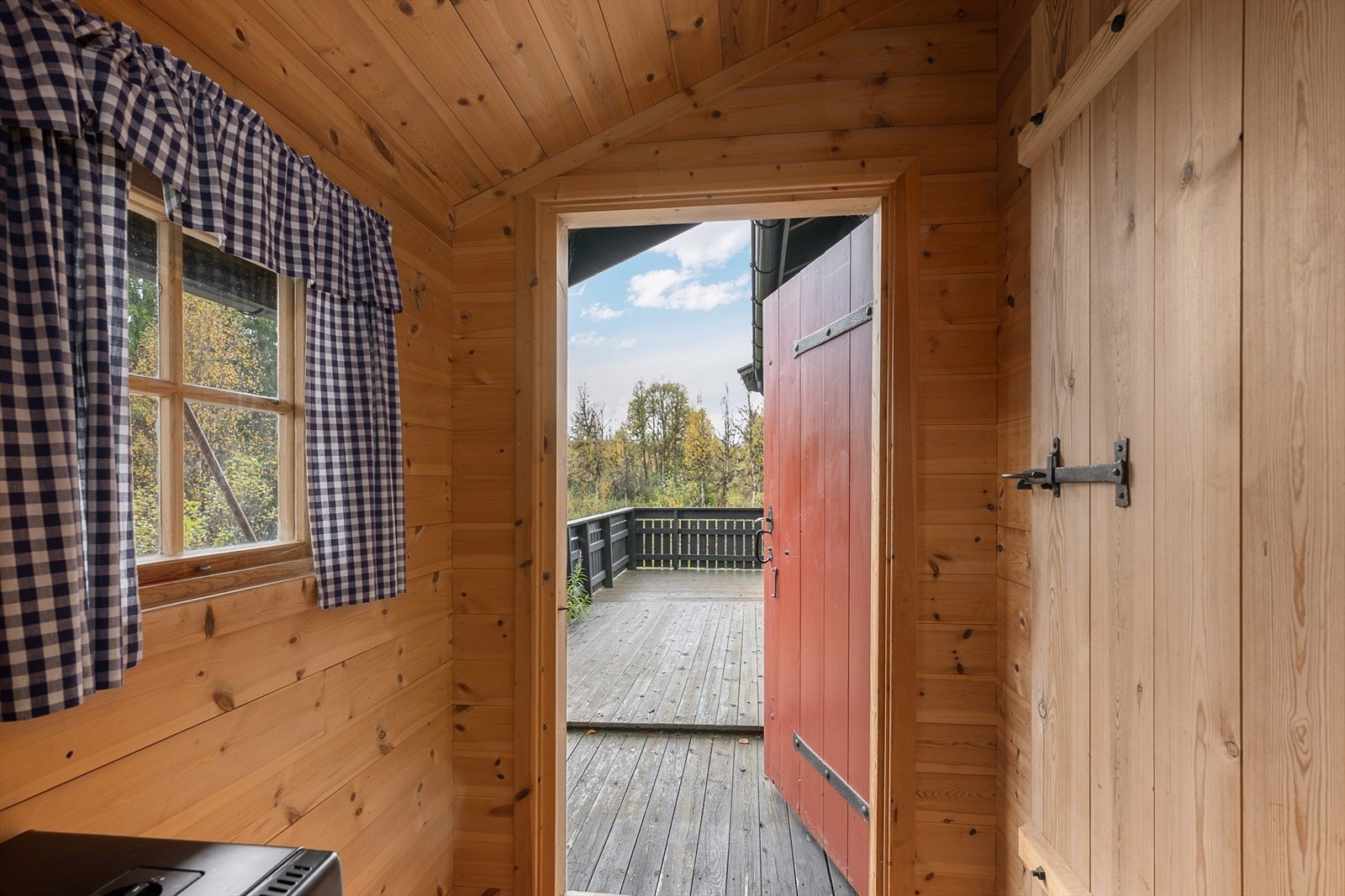 Inngangsparti med inngang til den ene boden og inn til selve hytta. Galleribilde