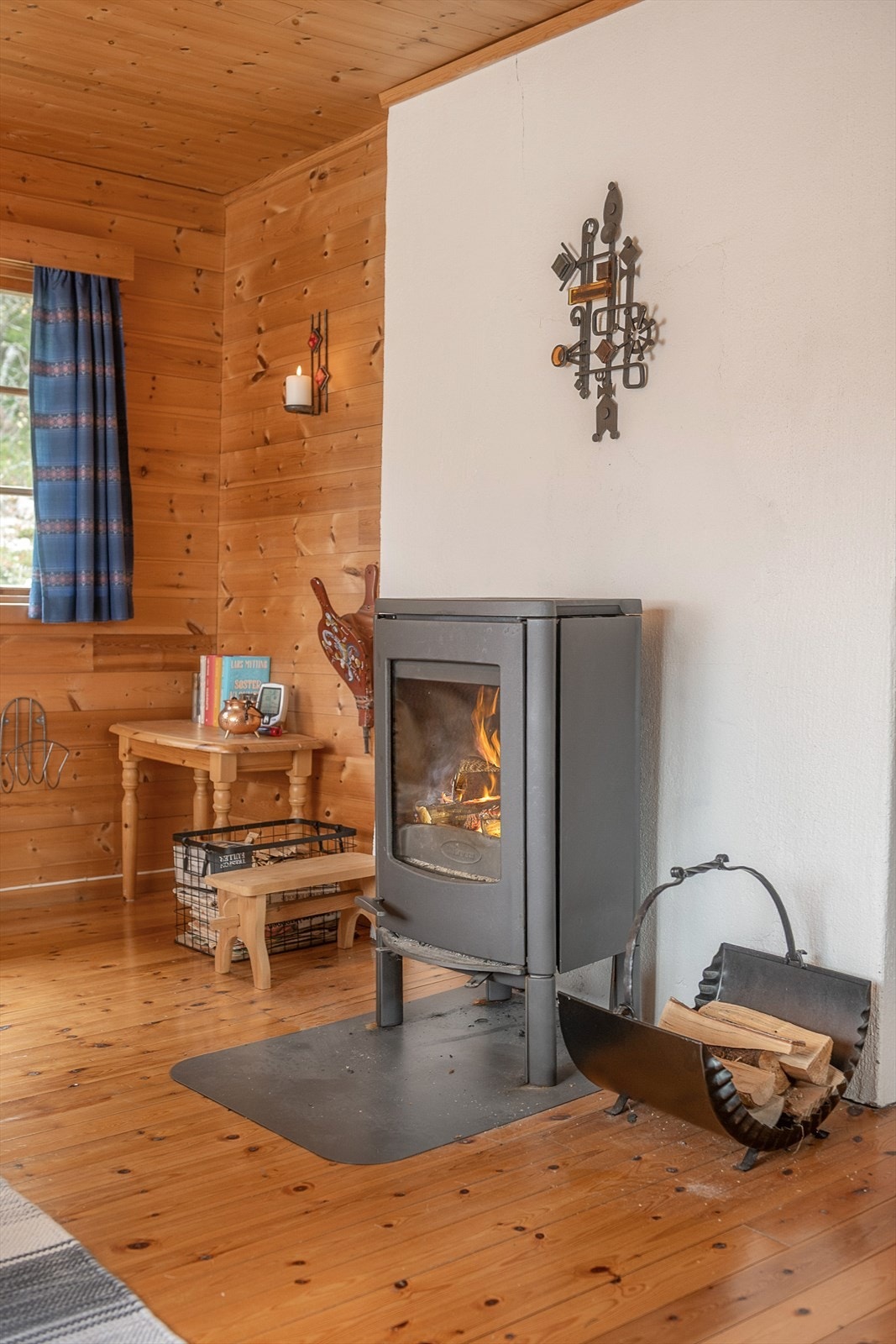 Her har kan du nyte varmen fra en pen vedovn. Galleribilde