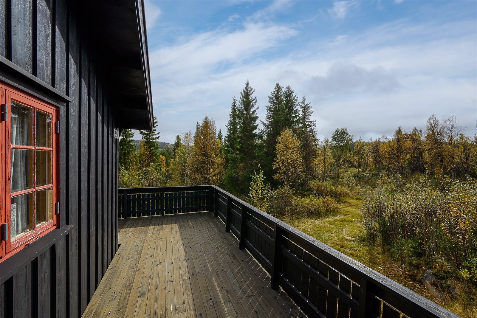 Terrasse med utvendig bod i bakkant Galleribilde