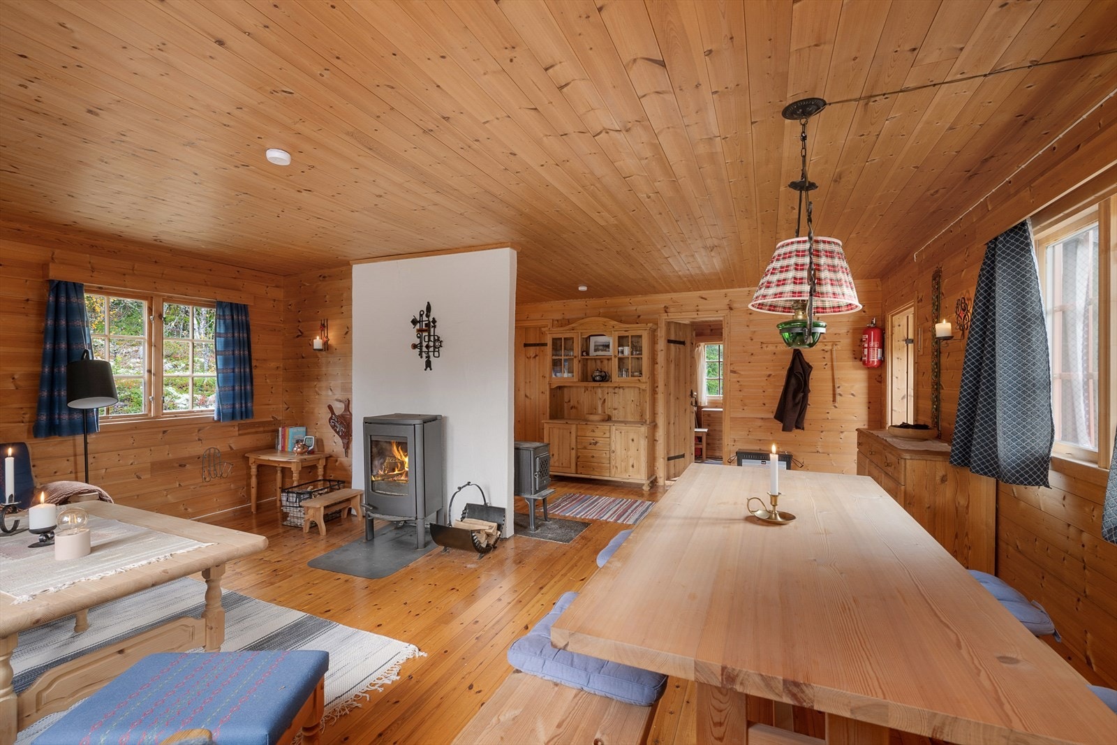 Lys og trehvit stueavdeling med god møbleringsfrihet Galleribilde