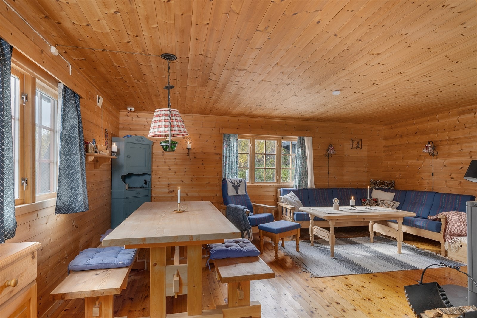 Det er plass til et stort spisebord hvor en bedre middag kan nytes. Galleribilde