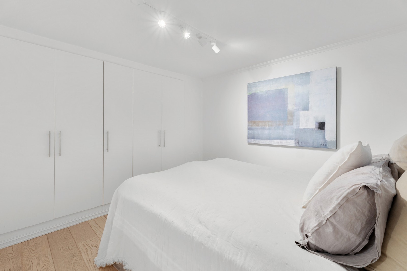 Hovedsoverommet har rikelig med garderobeskap Galleribilde