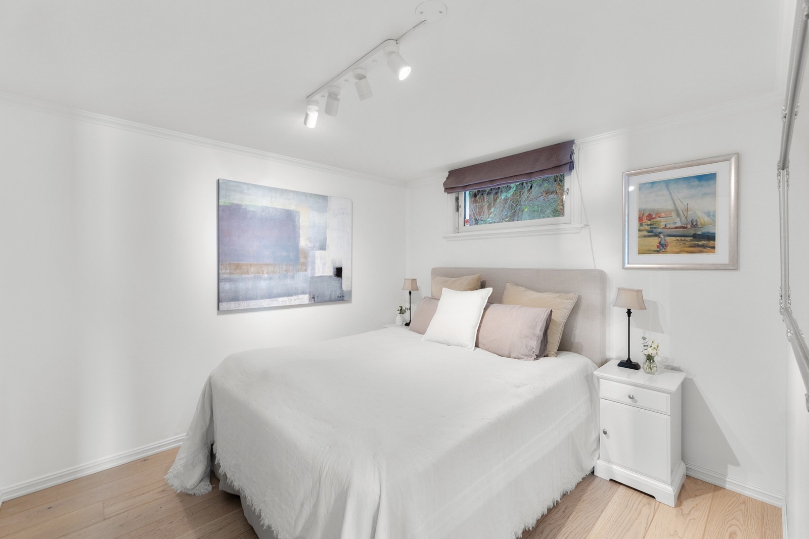 Hovedsoverom med god pass til dobbeltseng Galleribilde