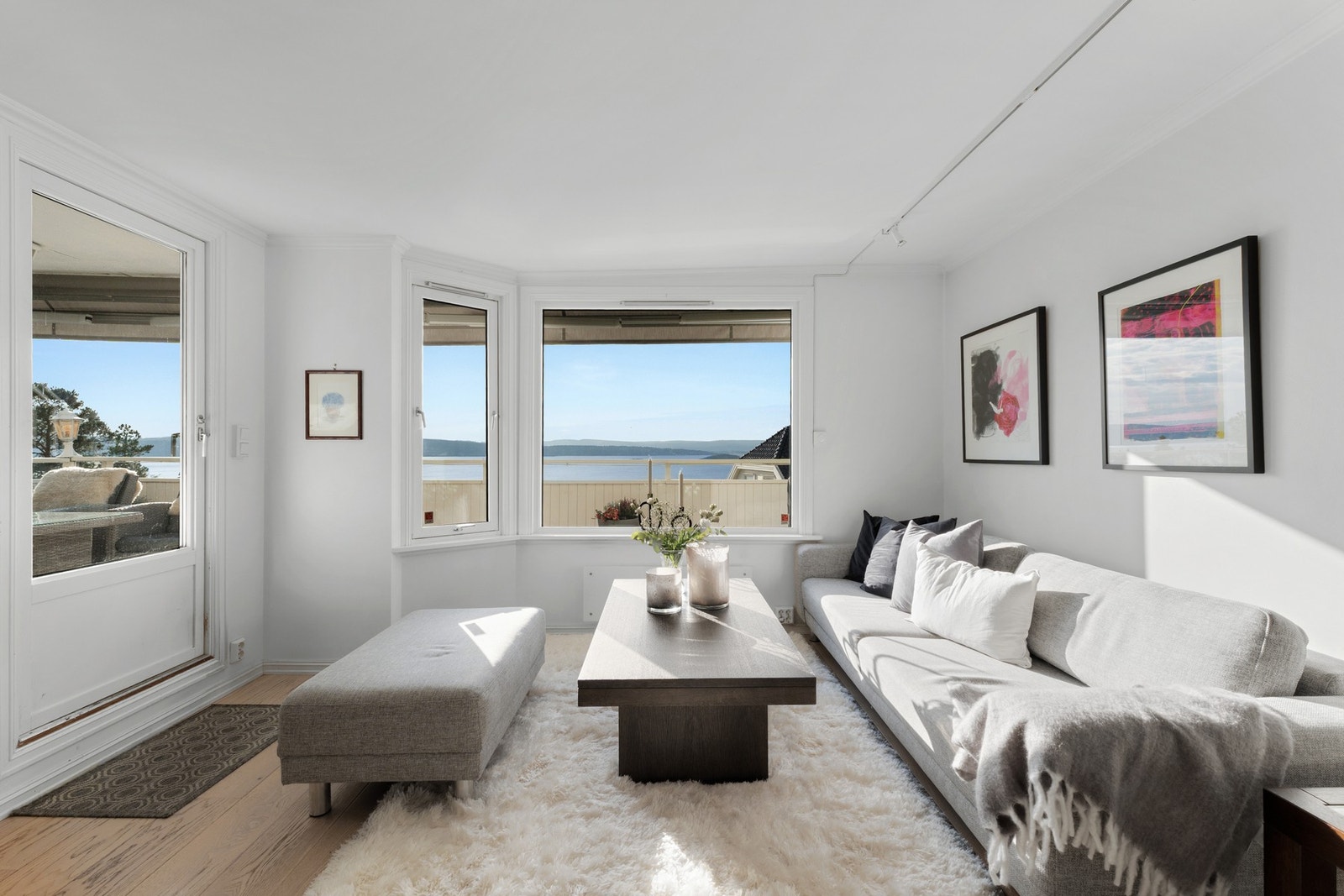 Romslig stue med plass til spisebord og sofagruppe Galleribilde