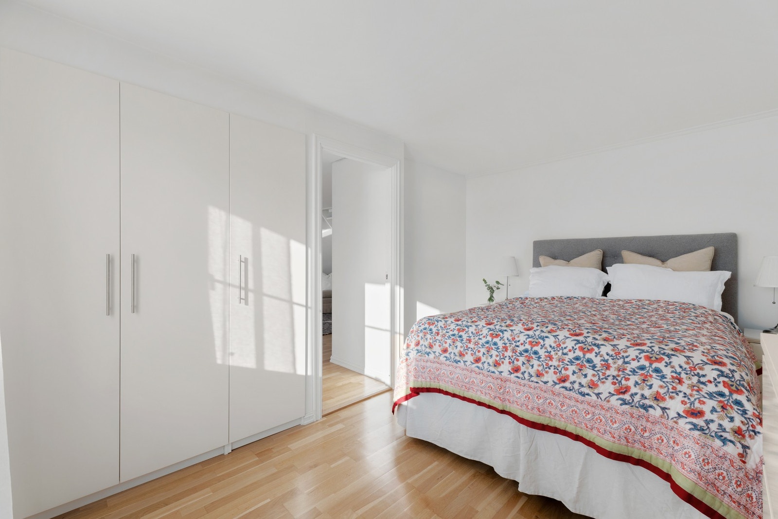 Soverom 2 | Garderobeskap og god plass til dobbeltseng Galleribilde