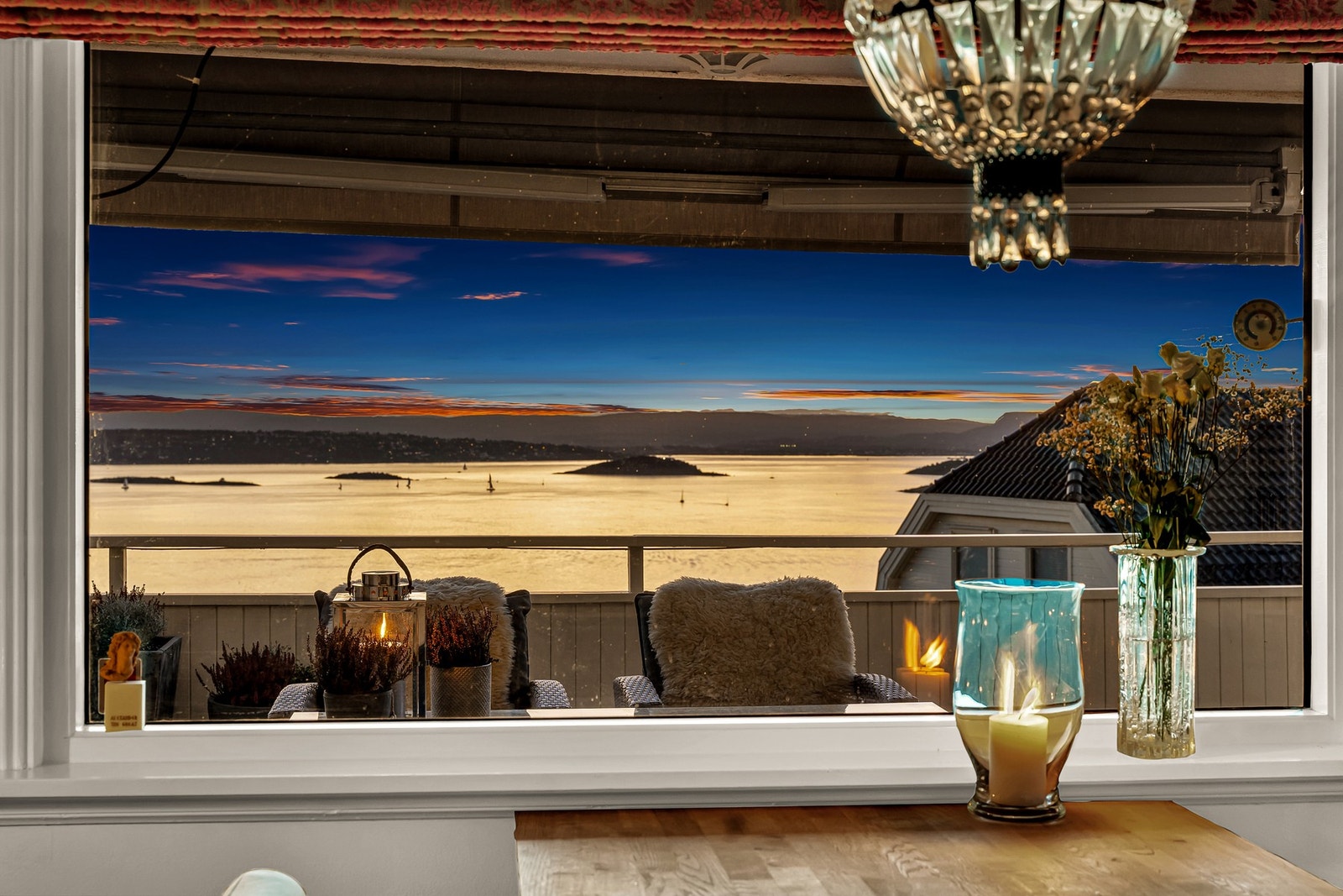 Fra spisebordet har du en fantastisk sjøutsikt Galleribilde