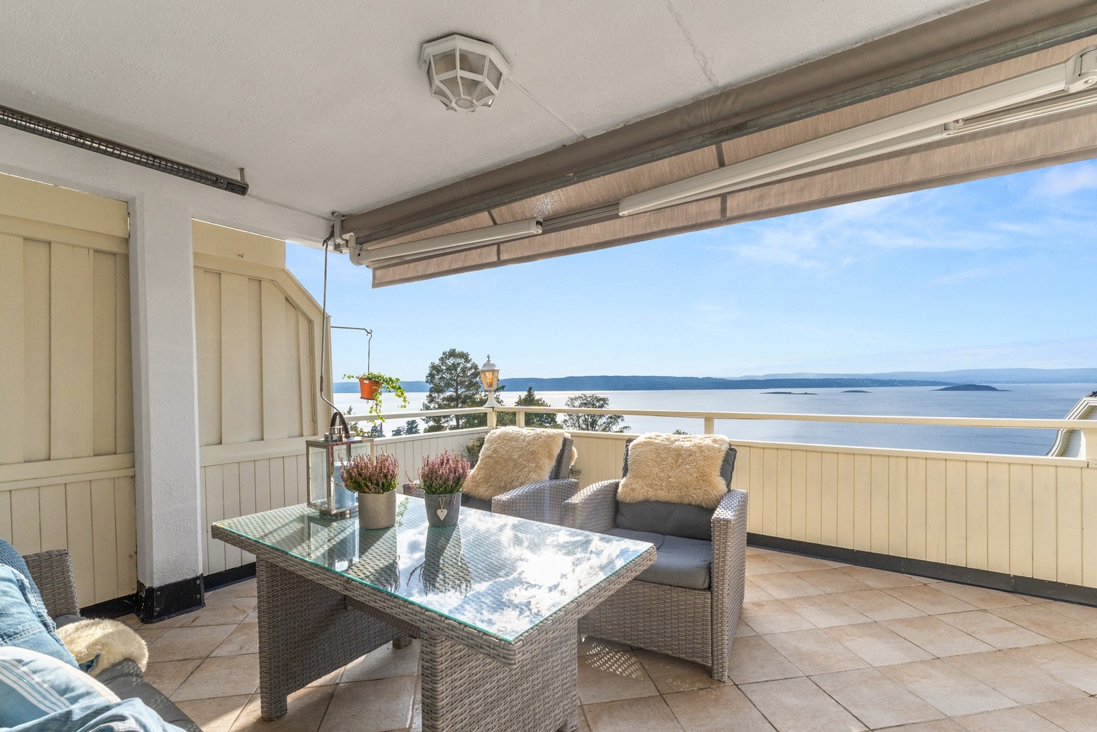 Fra stuen er det utgang til den vestvendte terrassen med fantastisk utsikt Galleribilde